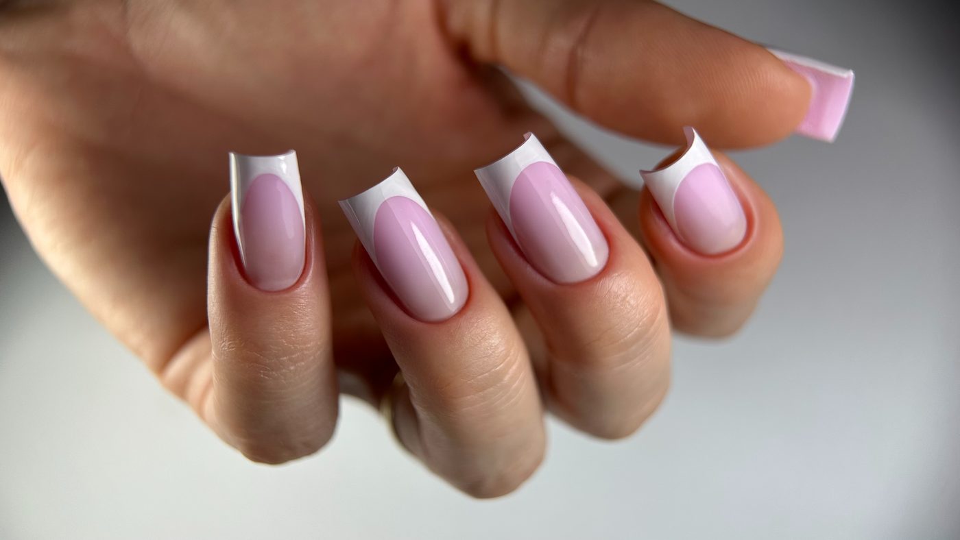Francesinha clássica com base rosa e sorriso branco