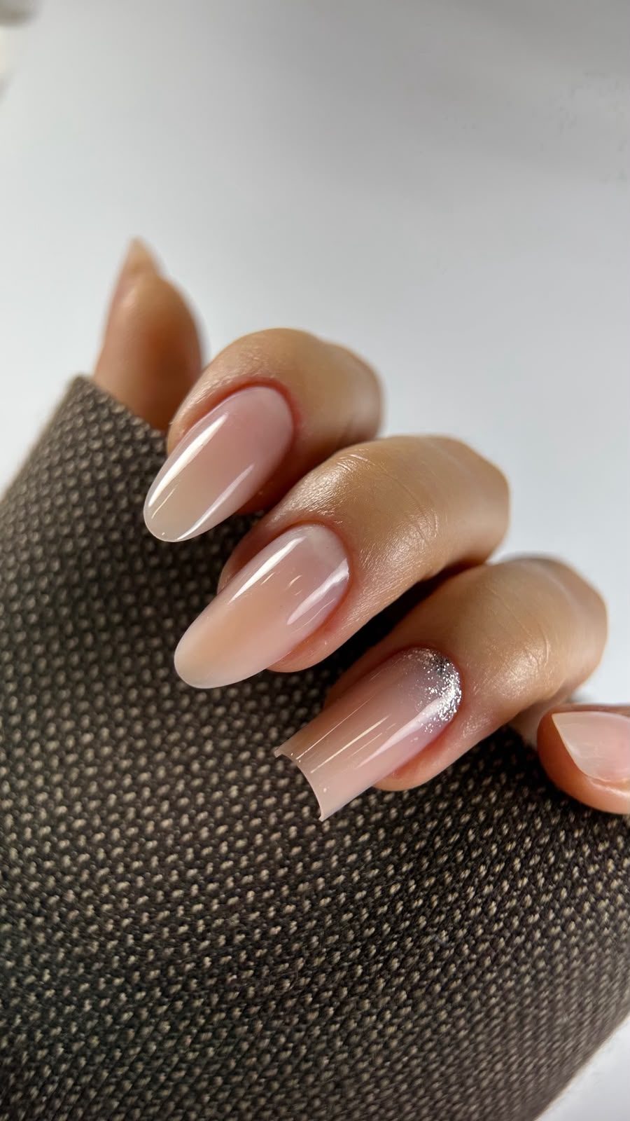 Unhas amendoadas em nude natural com brilho de vidro