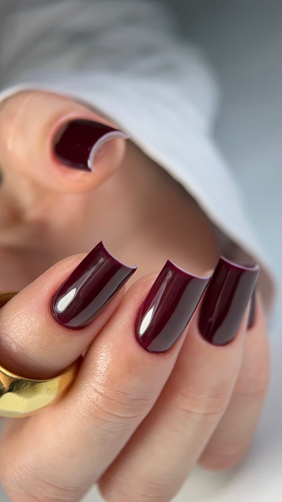 Unhas quadradas em esmaltação bordô com acabamento espelhado