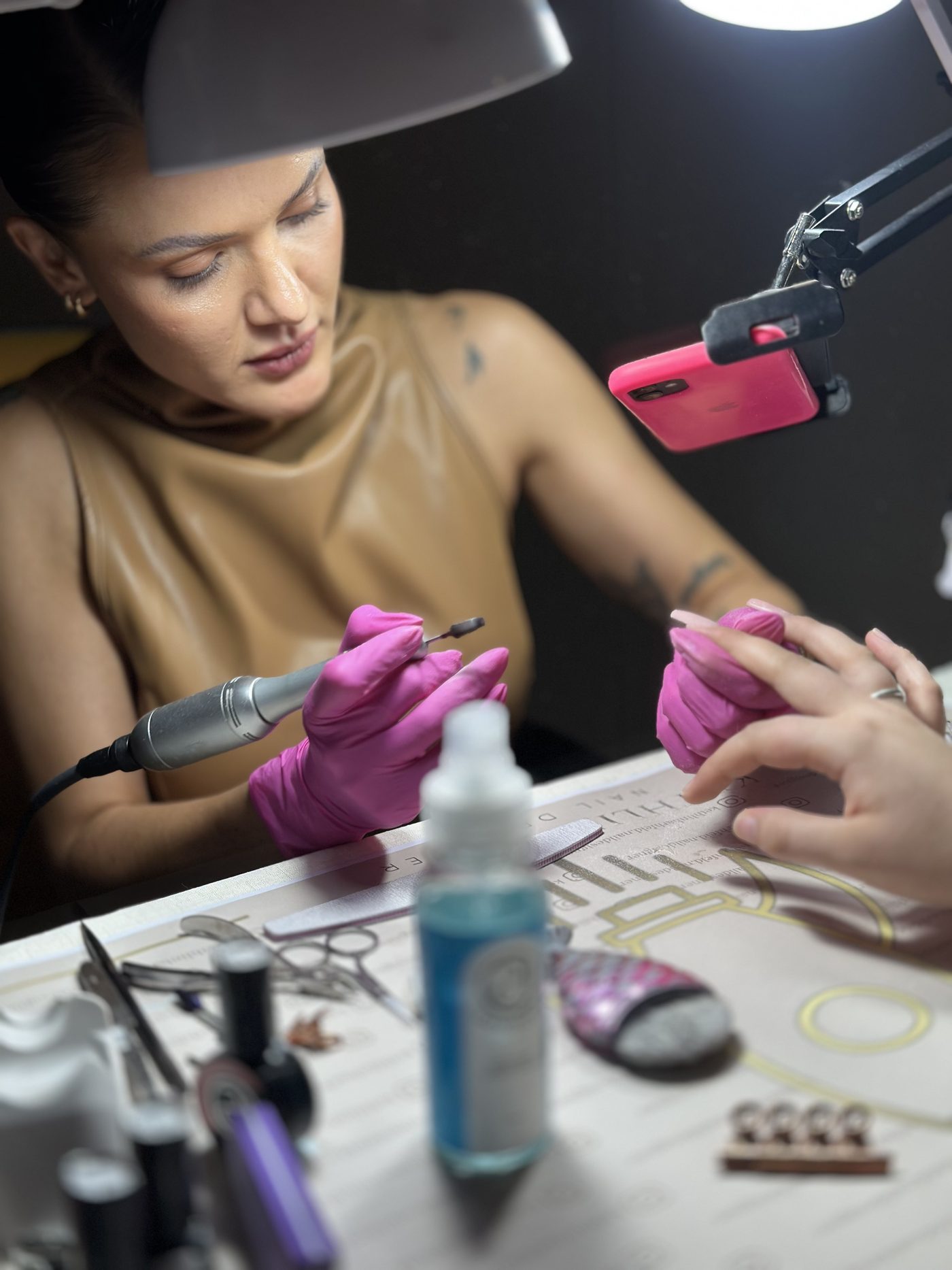Detalhe de um atendimento de nail design conduzido por Kethlin