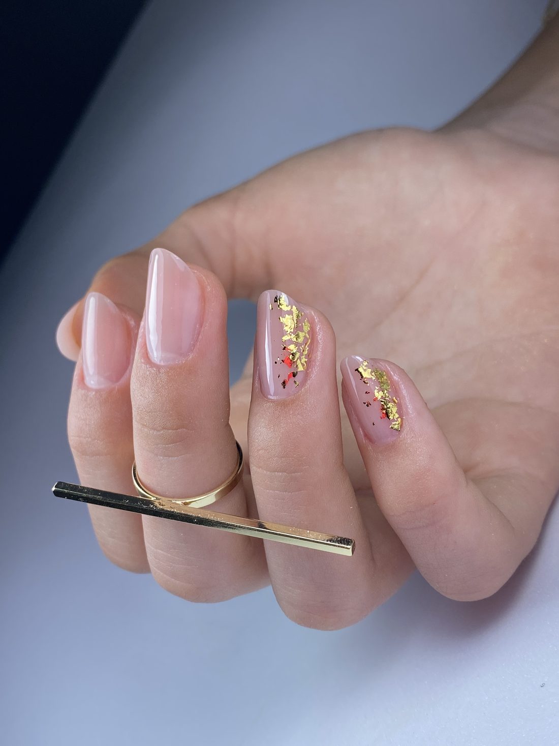 Unhas nude com detalhes delicados em folha dourada